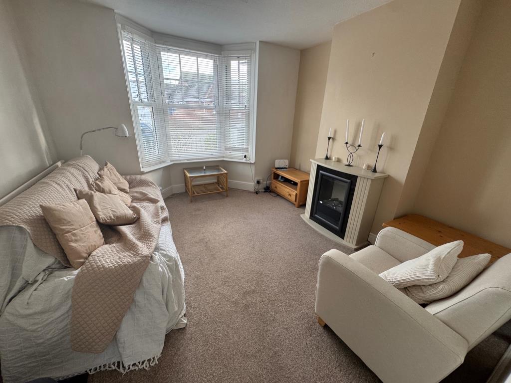 Lot: 17 - ATTRACTIVE BAY FRONTED HOUSE IN POPULAR LOCATION - Living room